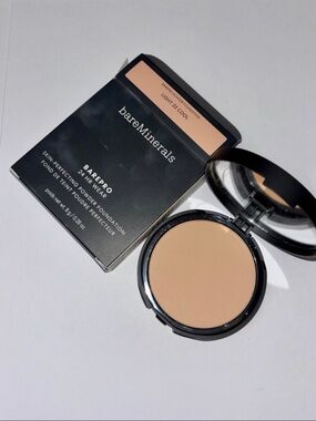 Bare Minerals BAREPRO® 24HR SKIN-PERFECTING POWDER FOUNDATION in Light 22 Cool